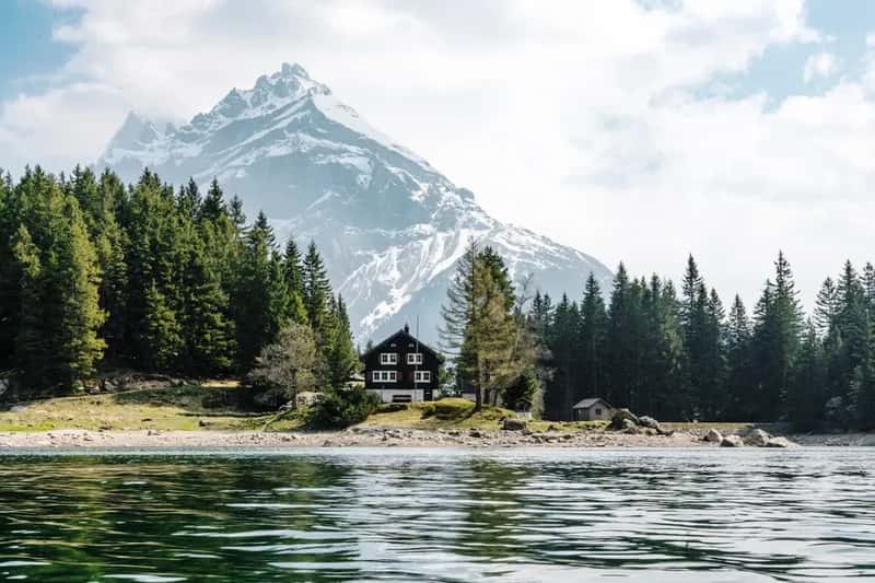 Switzerland – Pristine Beauty With Sky-High Barriers (Image Credits: Rawpixel)