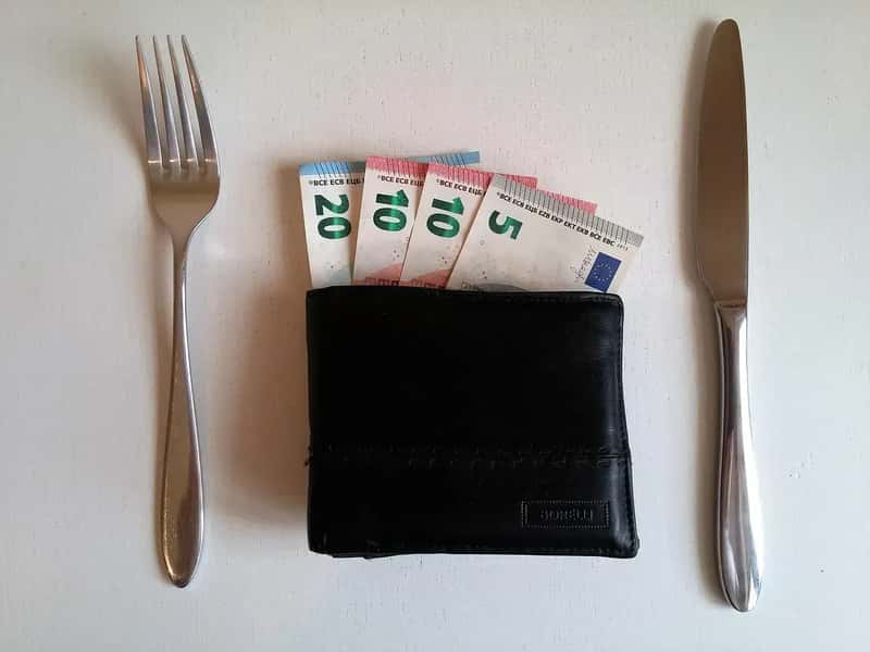 3. The Tipping Habit That Leaves Europeans Baffled (Image Credits: Pixabay)