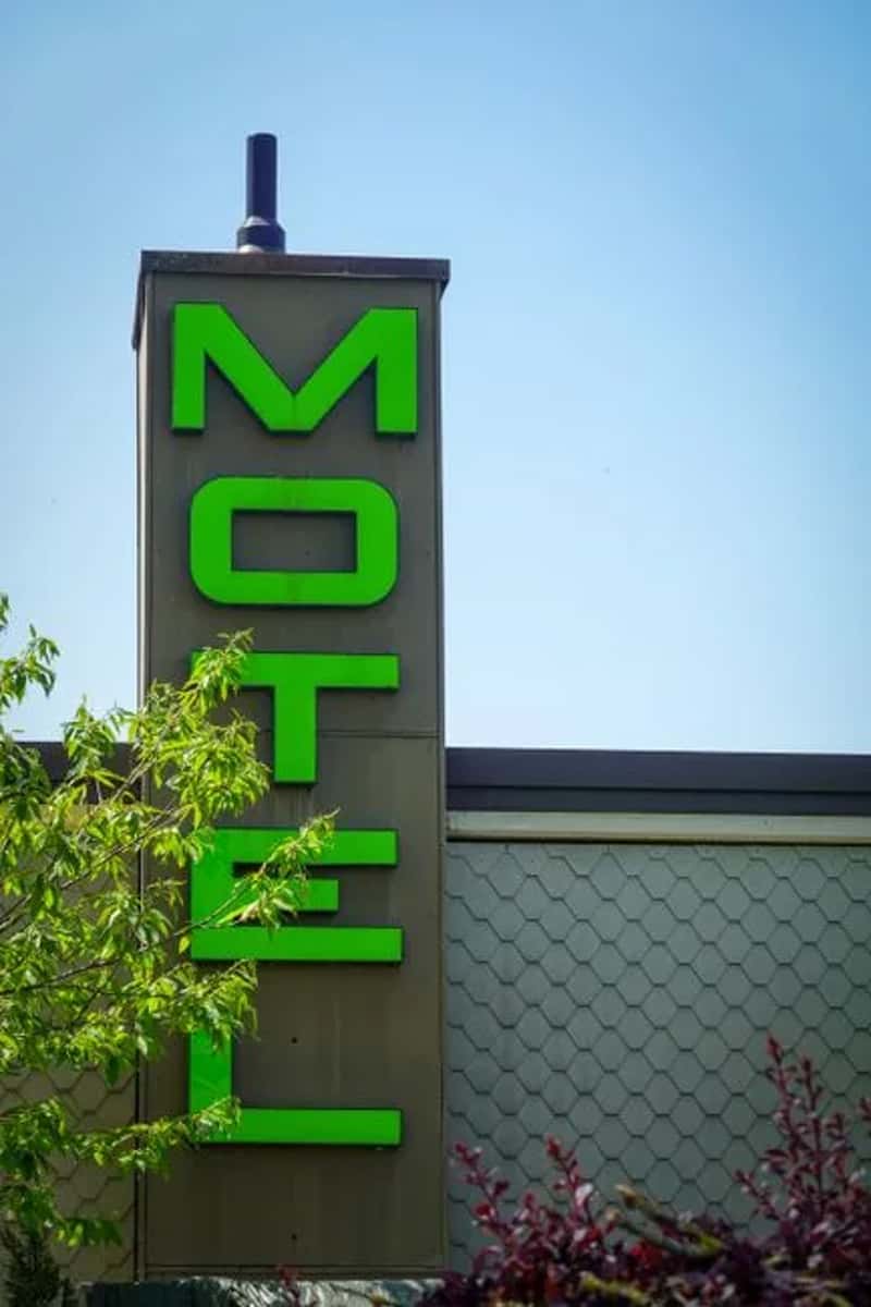 Motel 6 (Image Credits: Pexels)