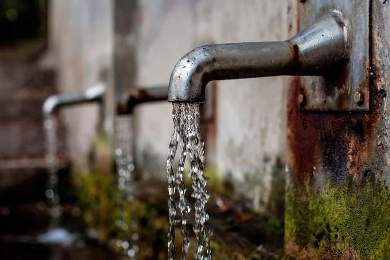 Drinking tap water or ice from questionable sources (Image Credits: Pixabay)