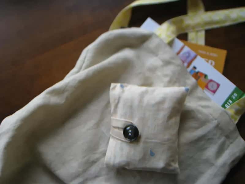 #6 - They Pack a Foldable Tote Bag Inside Their Luggage (lovelihood, Flickr, CC BY-SA 2.0)