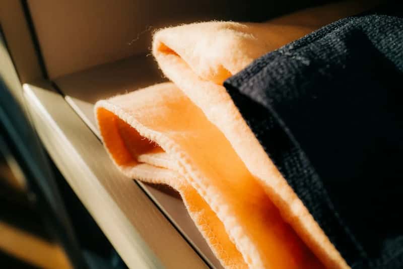 3. Blankets and pillows get reused far more than passengers assume (Image Credits: Unsplash)