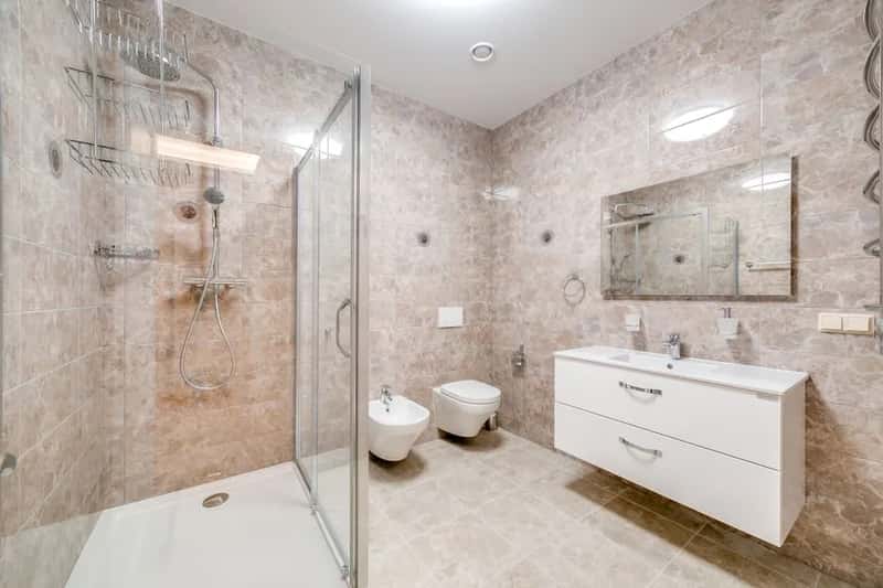 3. They Test the Shower and Water Pressure Immediately (Image Credits: Pexels)