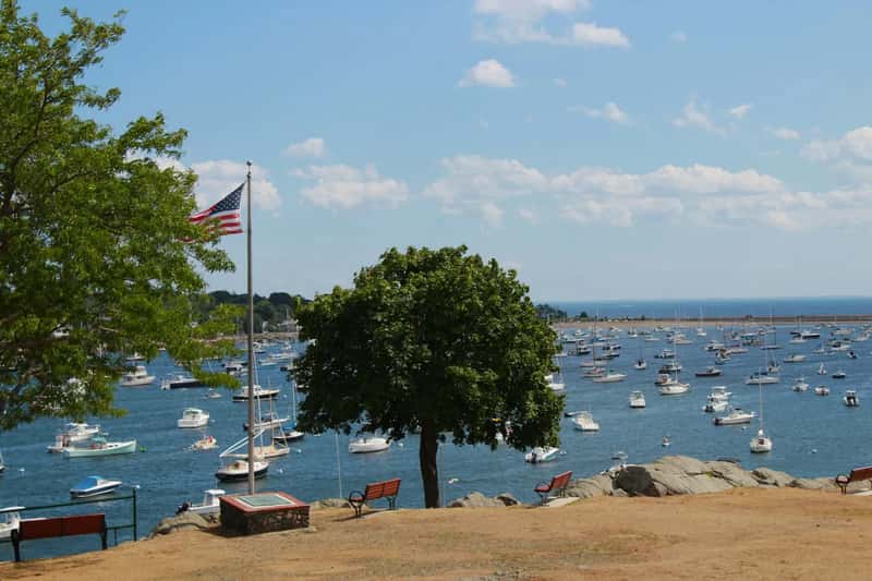 11. Fourth of July Boat Parades and Lakefront Fireworks (Image Credits: Unsplash)