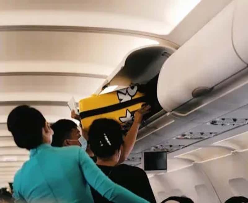 Sign #1: How You Handle the Overhead Bin (Image Credits: Pexels)