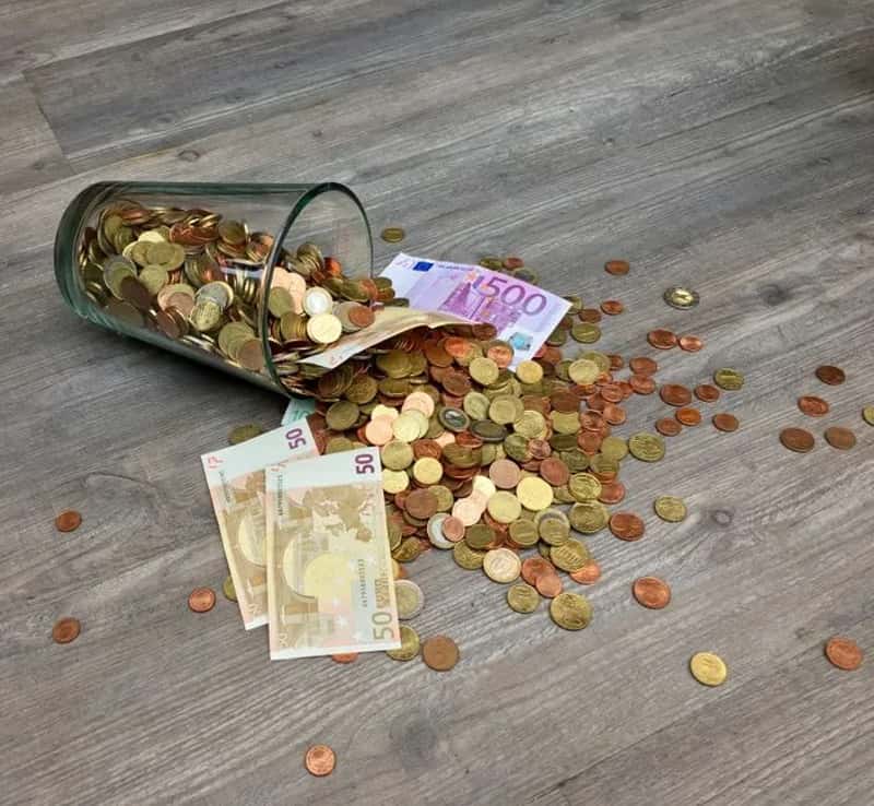 Overtipping isn't as harmless as it feels (Image Credits: Pexels)