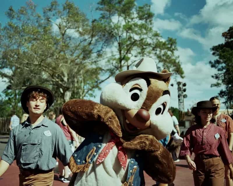 #7 - Kids Posing With a Theme Park Character (Image Credits: Pexels)