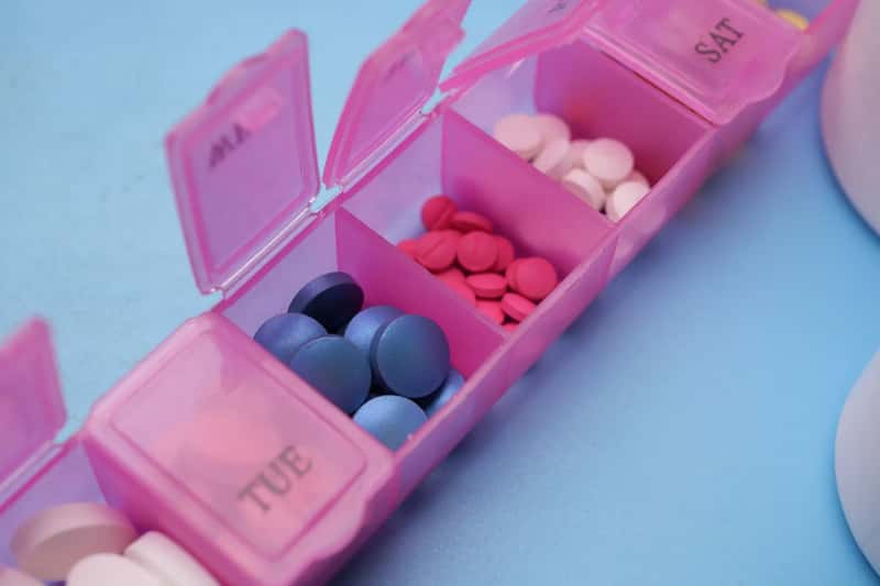 Asking for water to take unlabeled pills mid-flight (Image Credits: Pexels)
