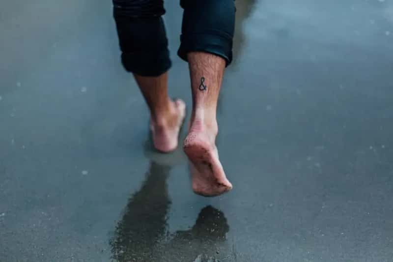 2. Going Barefoot, Especially Into the Lavatory (Image Credits: Unsplash)