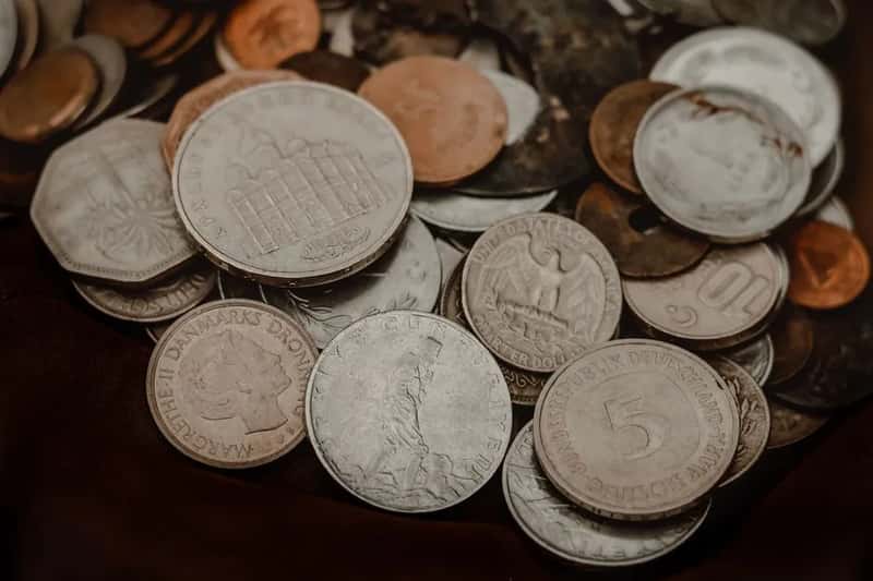 7. Leftover foreign currency and small coins (Image Credits: Pexels)