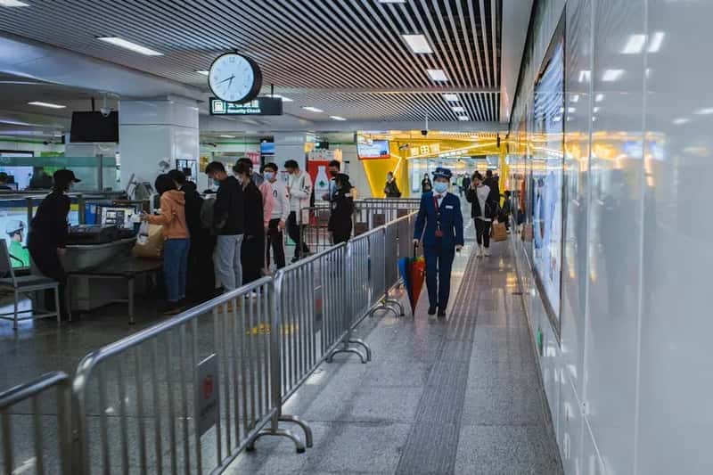 #7 - Arriving Four Hours Early - or Sprinting in With Fifteen Minutes Left (Image Credits: Pexels)