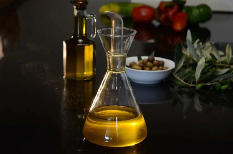 Extra virgin olive oil from the Mediterranean (Image Credits: Rawpixel)
