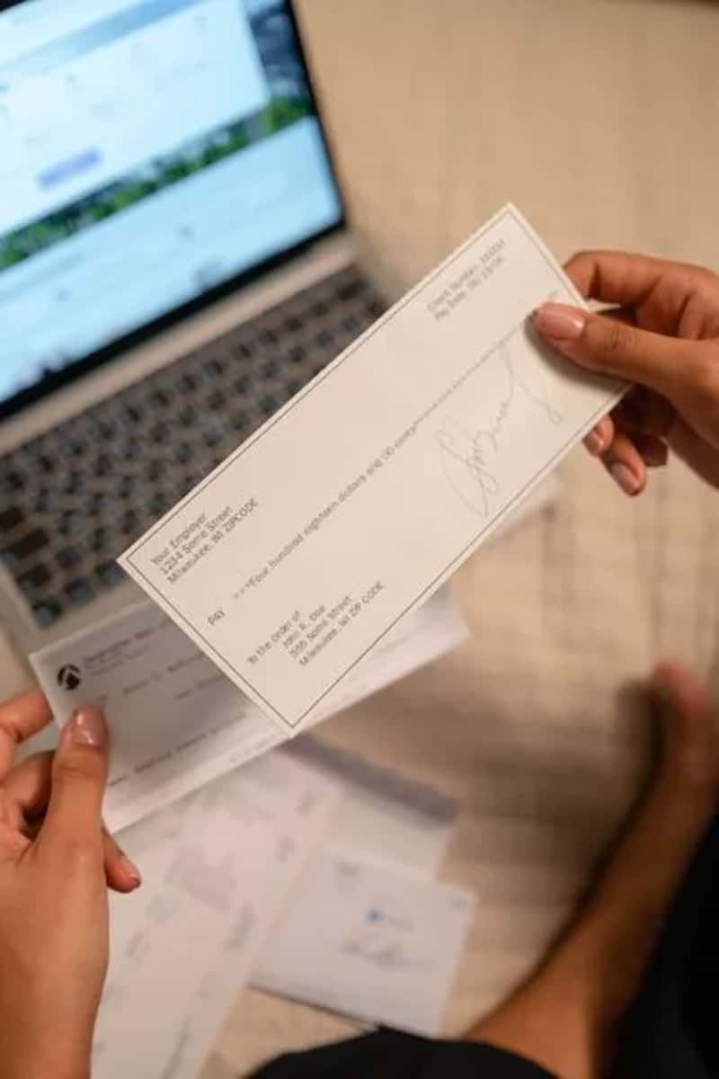 Traveler's checks (Image Credits: Pexels)