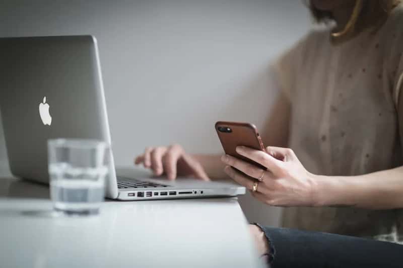 #10 – Skipping Online Check-In (or Leaving It Until the Last Minute) (Image Credits: Rawpixel)