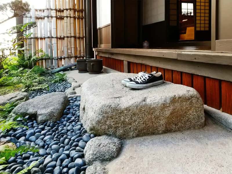 Ignoring the Shoe Removal Custom (Image Credits: Wikimedia)