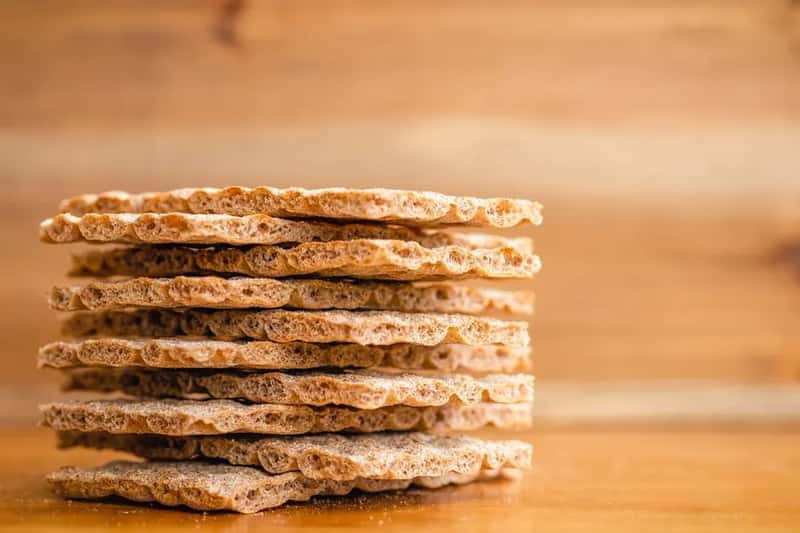 6. Whole grain bread and crackers (Image Credits: Pexels)