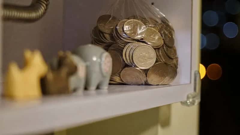 The Fridge Is a Smart, Visible Place to Leave the Tip (Image Credits: Unsplash)