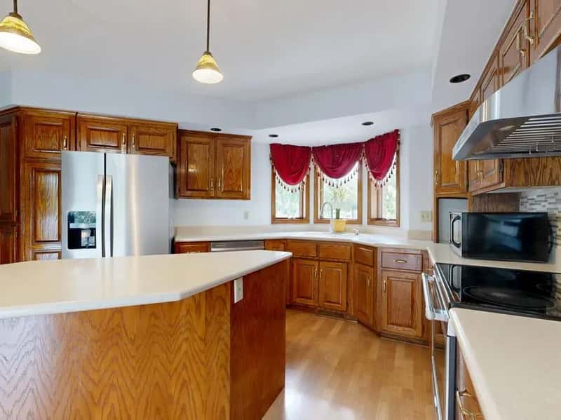#15 - Honey Oak Cabinets Covered Every Single Wall in Amber (Image Credits: Pexels)