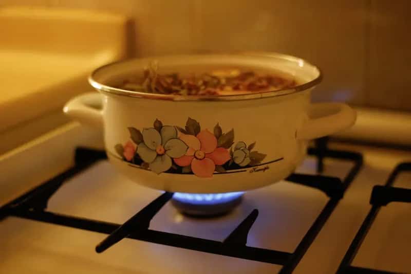 #5 - Always Turn Pot Handles Inward - Every Single Time (Image Credits: Pexels)