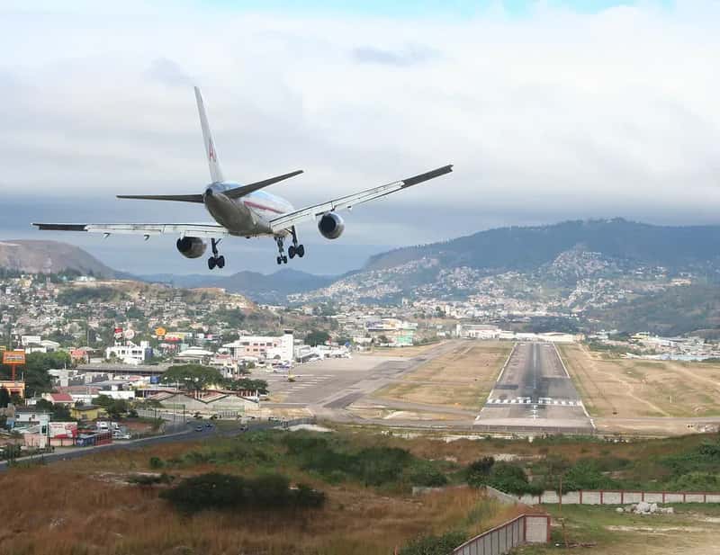 3. Toncontin International Airport, Tegucigalpa, Honduras - A 45-Degree Turn Before Touchdown (egmboeingpilot, Flickr, CC BY 2.0)