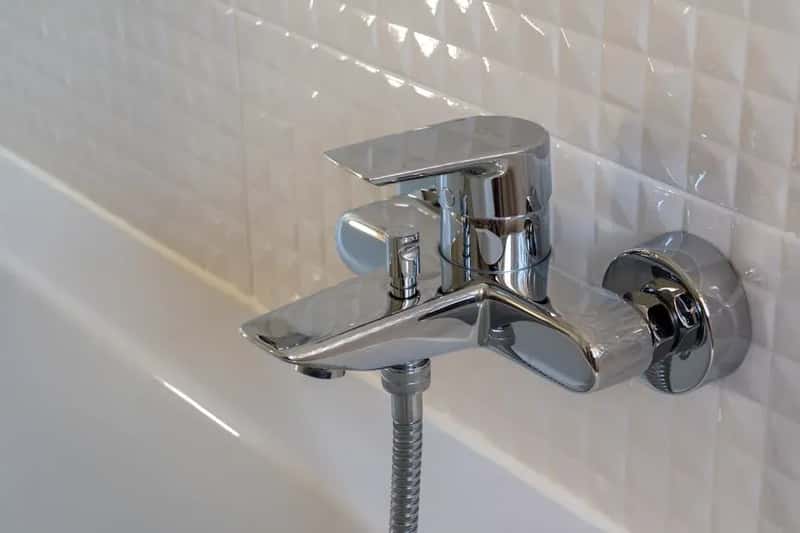 Legionella and Water-Borne Pathogens Can Lurk in Hotel Plumbing Systems (Image Credits: Pexels)