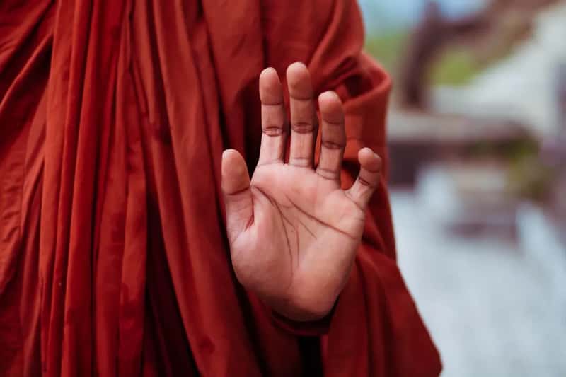 Ignoring Cultural Body Language and Gestures (Image Credits: Pixabay)