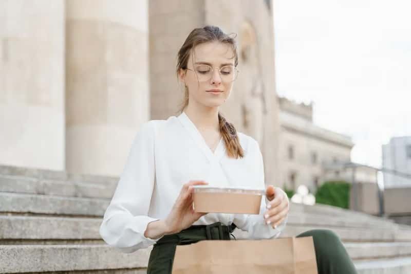 6. Bringing outside containers to take food home (Image Credits: Pexels)