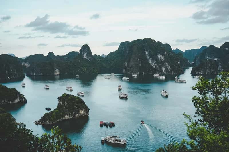 6. Ha Long Bay, Vietnam (Image Credits: Unsplash)