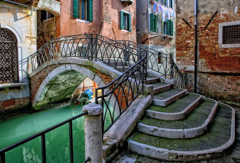 2. Sitting, lying down or picnicking on Venice's historic steps and bridges (Image Credits: Unsplash)