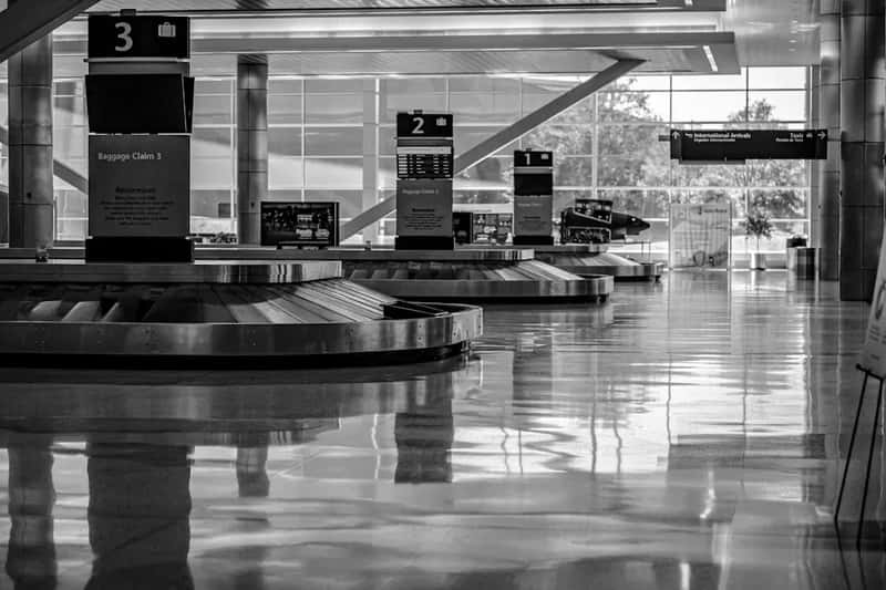 5. Grabbing Someone Else's Identical Black Suitcase (Image Credits: Unsplash)