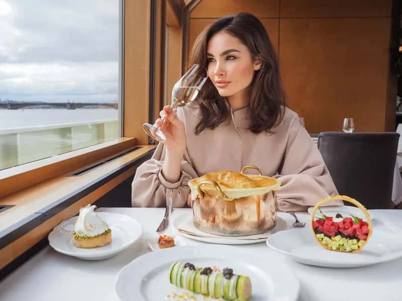 2. They talk to the maître d' during quiet hours, not peak dinner (Image Credits: Pexels)