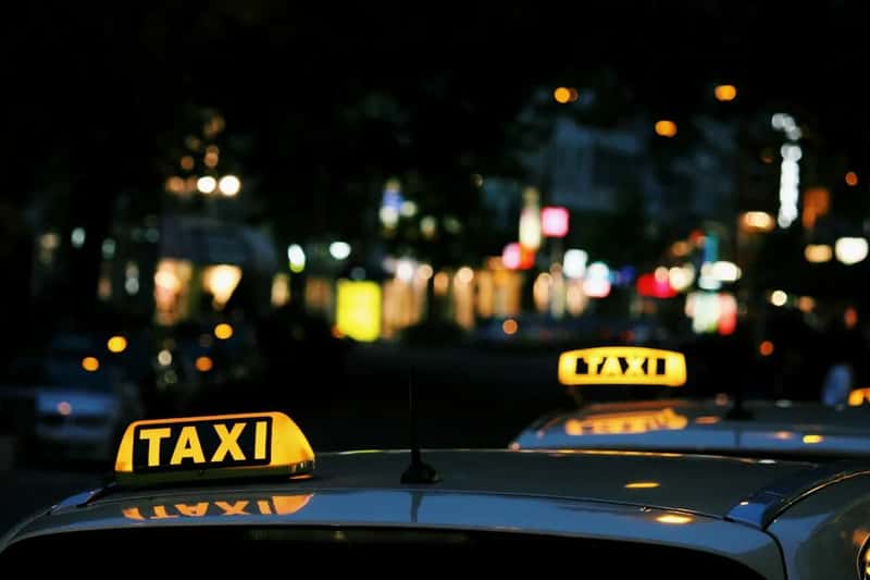 Refusing the Meter and Quoting a Flat Fare (Image Credits: Unsplash)