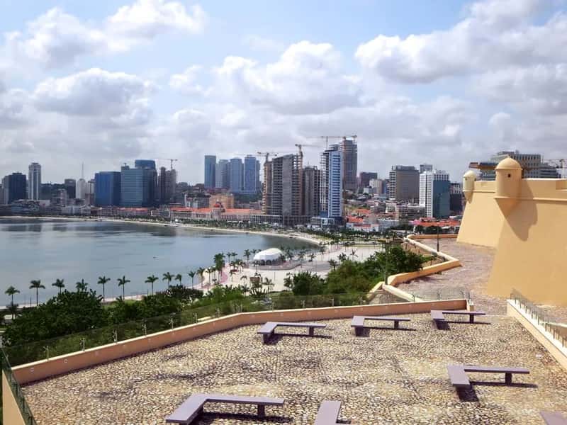 Luanda, Angola: Oil Wealth, Ordinary Wages (D-Stanley, Flickr, CC BY 2.0)