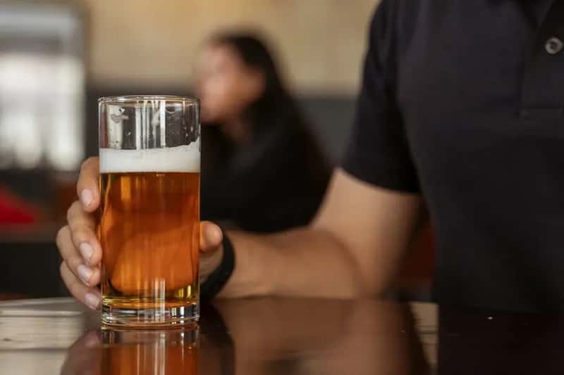 4. Never Publicly Drink Alcohol Where It's Prohibited (Image Credits: Pexels)