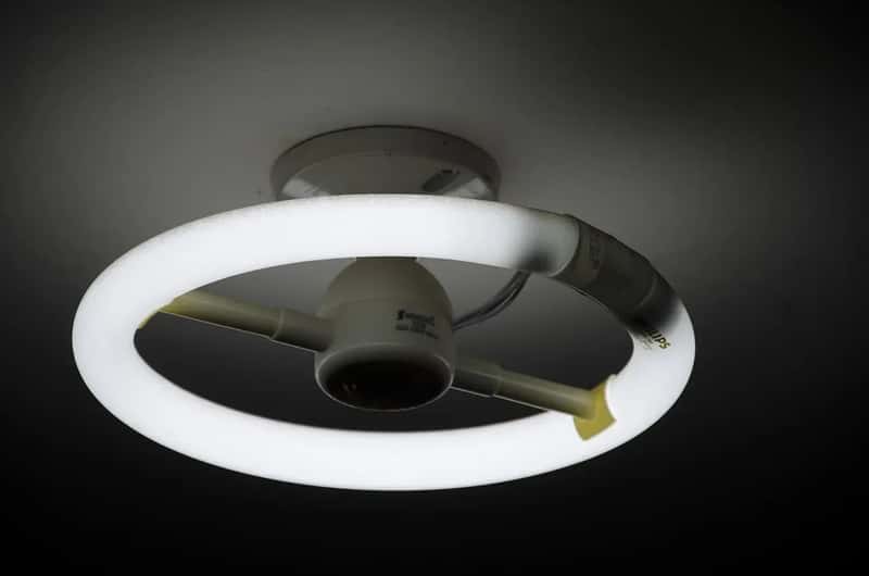 #12 - Fluorescent Kitchen Lighting That Made Everyone Look Exhausted (Image Credits: Pixabay)