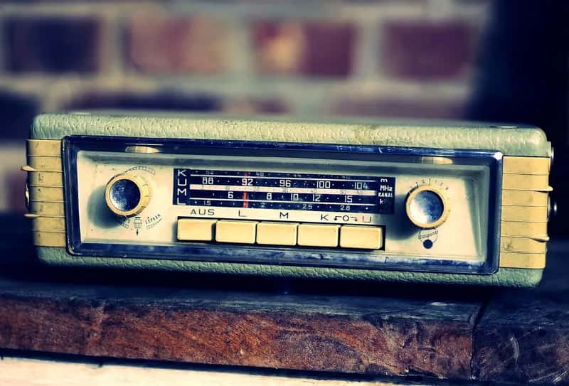#6: The Car Radio Had Only AM - and Reception Faded for Hundreds of Miles (Image Credits: Pixabay)