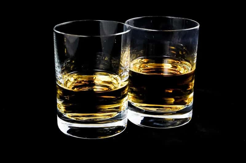 10. The Double-Order, First Round Drinker: The One The Bartender Watches Closely (Image Credits: Pixabay)