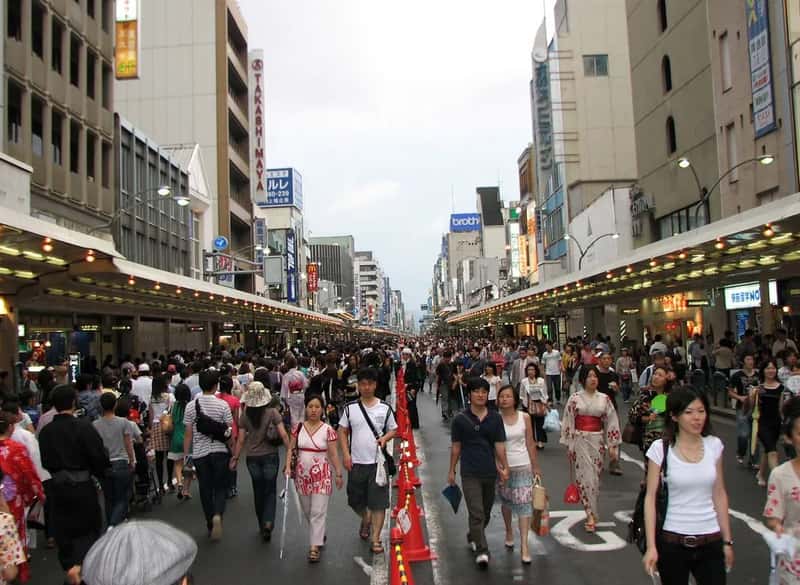 Japan: Ancient Streets Meet Record Crowds (MShades, Flickr, CC BY 2.0)