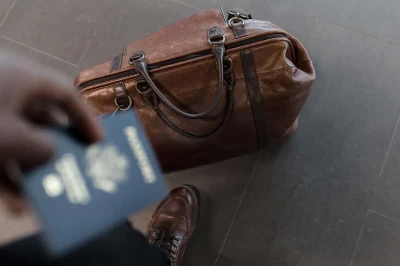 5. How you handle your bags and the aisle (Image Credits: Pexels)