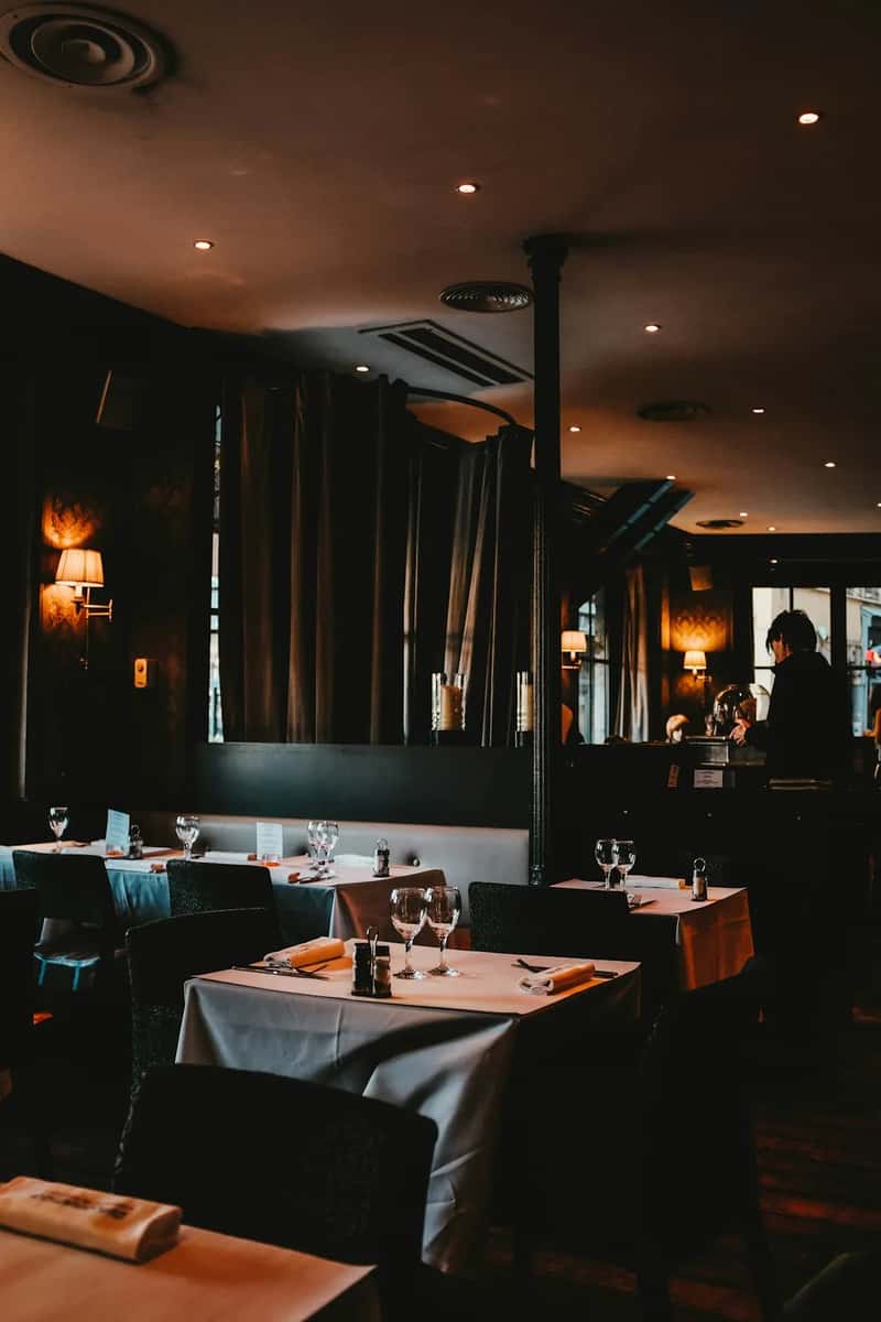 7. Occupying a table long after the meal is finished during peak hours (Image Credits: Unsplash)