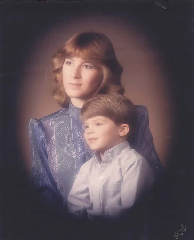 #18 - The Olan Mills Family Portrait With the Soft-Focus Background (rutlo, Flickr, CC BY 2.0)