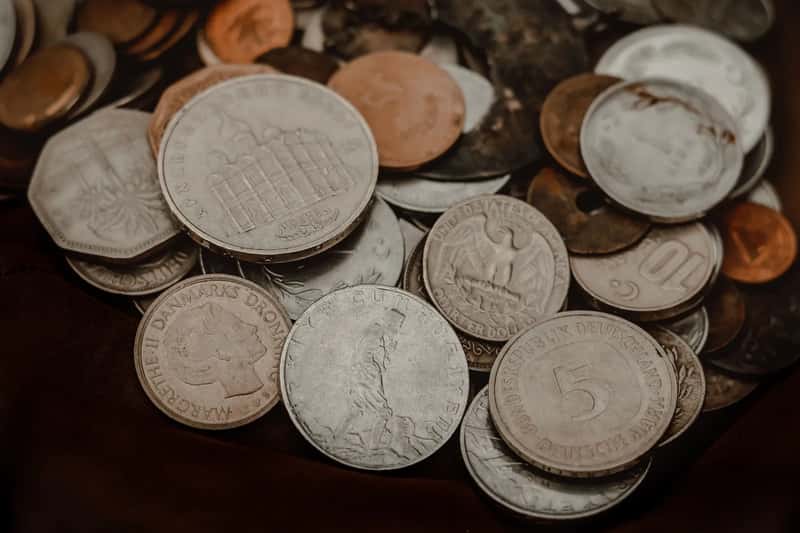 Leftover foreign currency and small coins (Image Credits: Pexels)