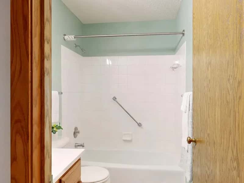 #14 - A Bathroom With No Grab Bars Anywhere (Image Credits: Pexels)