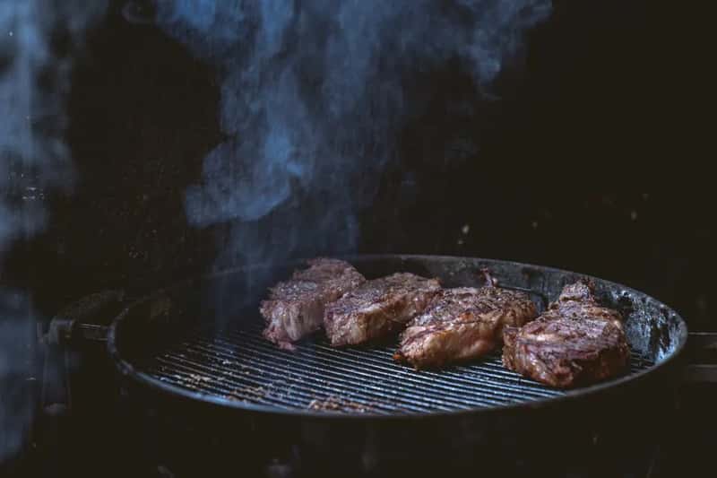 Steak cooked to a precise temperature (Image Credits: Pexels)