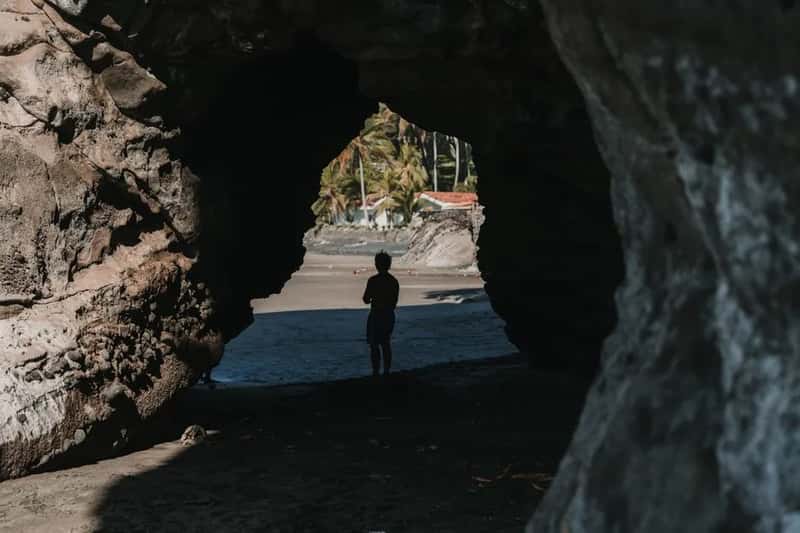 Playa Ventanas, Puntarenas - the locals' cave beach near Uvita (Image Credits: Pexels)