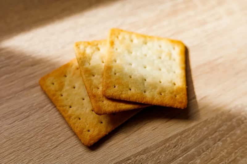 8. Toast and plain crackers (Image Credits: Unsplash)