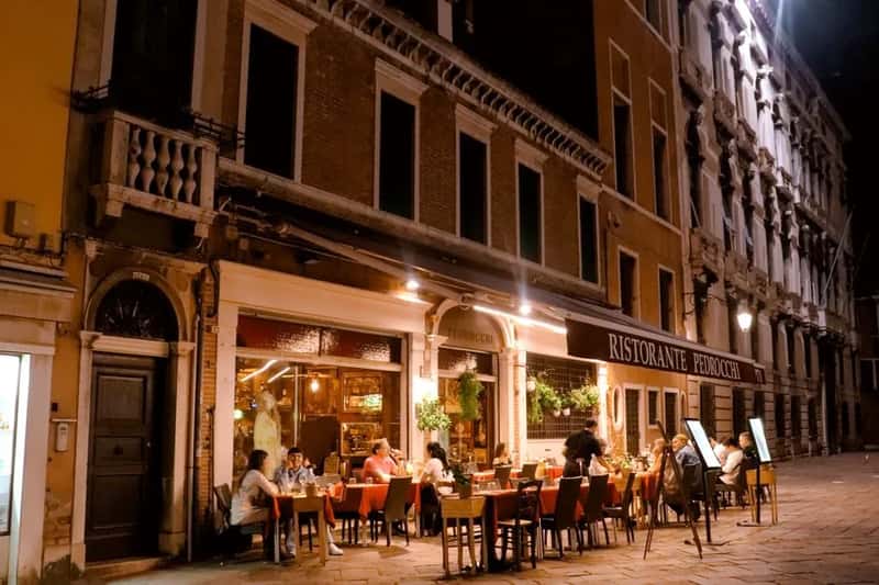 5. Misreading Italian dining customs (Image Credits: Pexels)