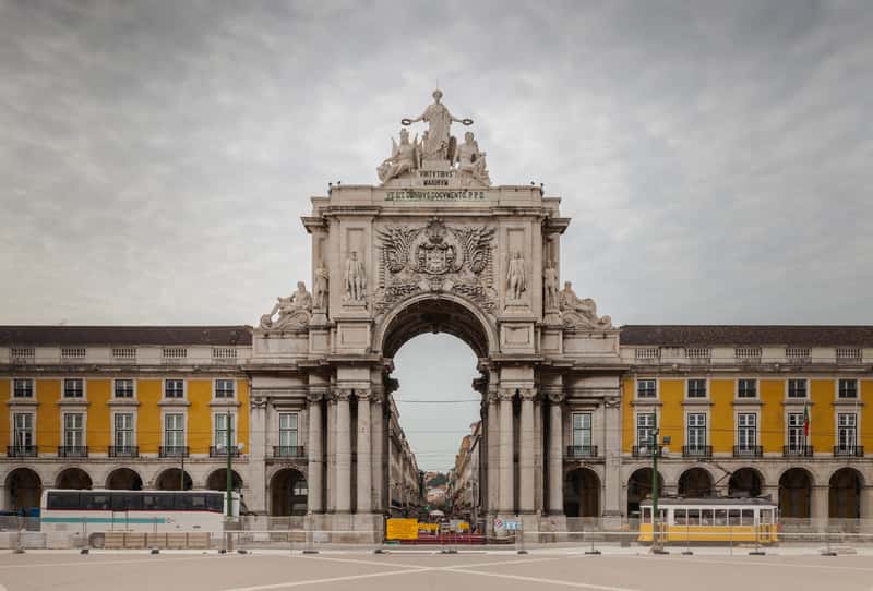 Portugal: Tourism Paradise, Local Housing Hell (Image Credits: By Diego Delso, CC BY-SA 3.0, https://commons.wikimedia.org/w/index.php?curid=21793242)