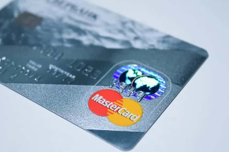 13. Paying Only the Minimum on Credit Card Bills (Image Credits: Pexels)