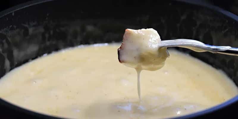 #20 - The Fondue Pot Was Basically Mandatory for Social Life (Image Credits: Pixabay)